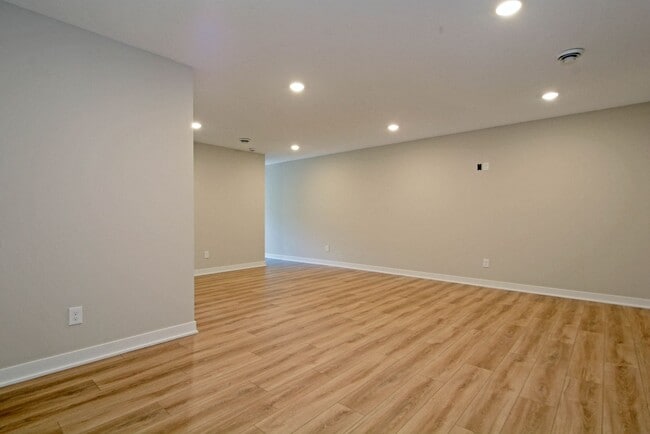 Building Photo - New Construction Townhouse Available Now in Roseville!