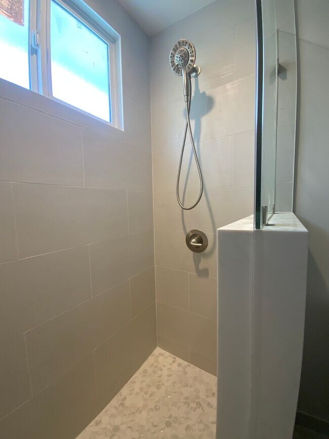 Building Photo - Adorable fully remodeled home on Ruhland with large yard