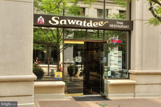 Building Photo - 1418 N Rhodes St