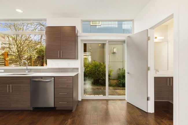 Building Photo - Great City Location - Corner 3 Bedroom Tow...