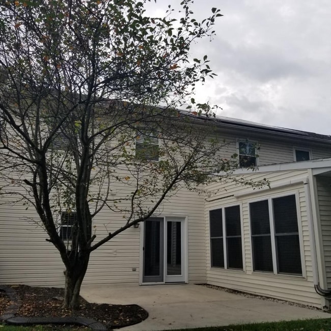 Building Photo - 2 BR Townhouse