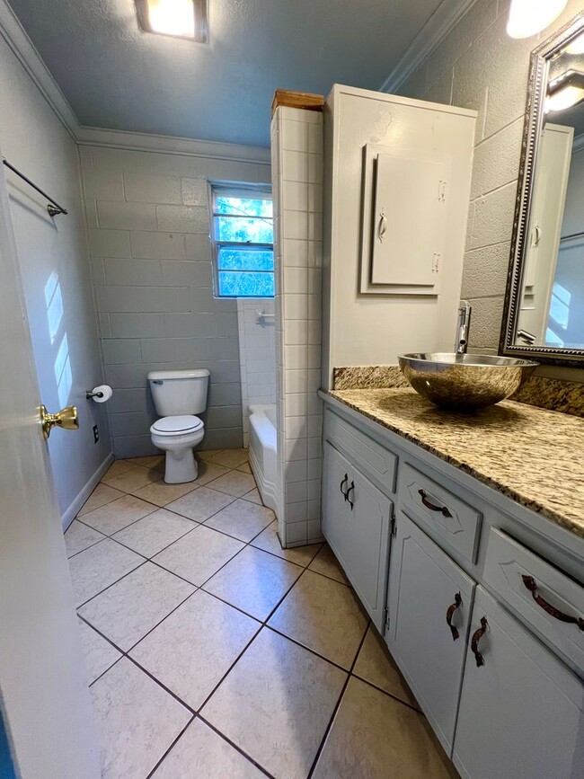 Building Photo - Remodeled Central Norman 3-bed 2-bath 2 Li...