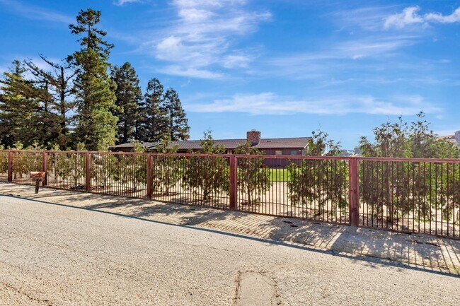 Building Photo - 9270 Linda Vista Ln