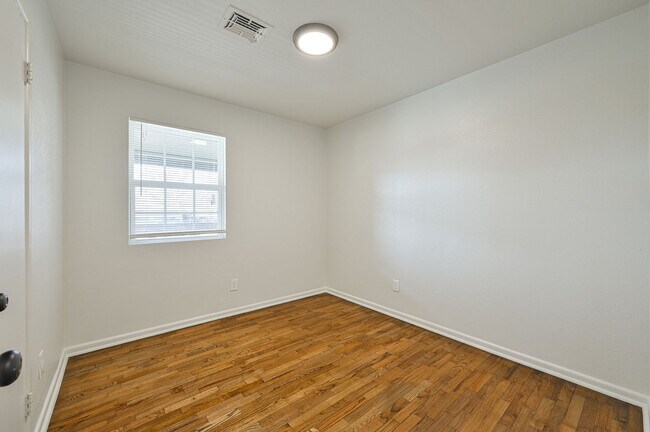 Building Photo - 416 Betty Ln