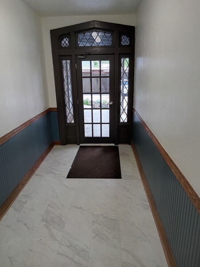 Building Photo - 2 Bedroom / 1.5 Bath Condo  Johnson City, TN