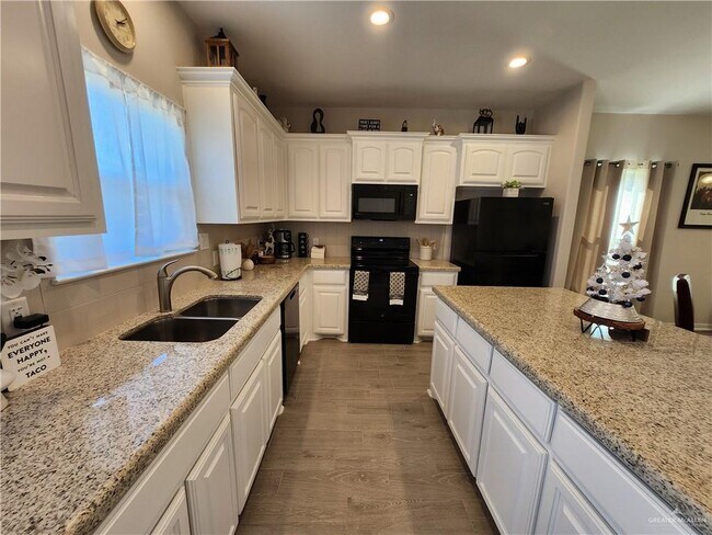 Building Photo - 12 N 34th Ln