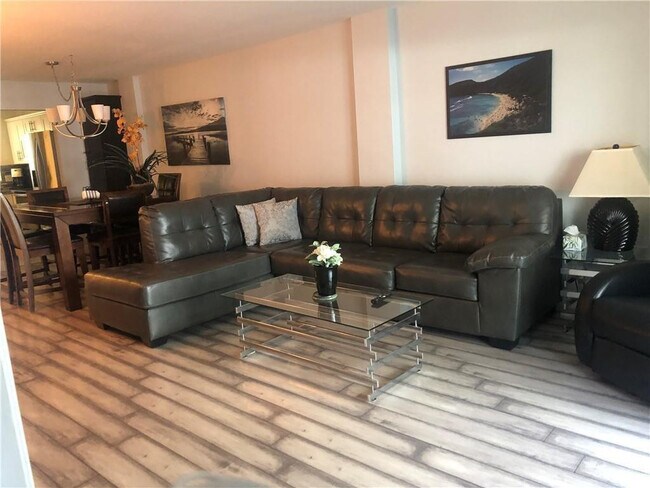 Building Photo - 1161 Hillsboro Mile