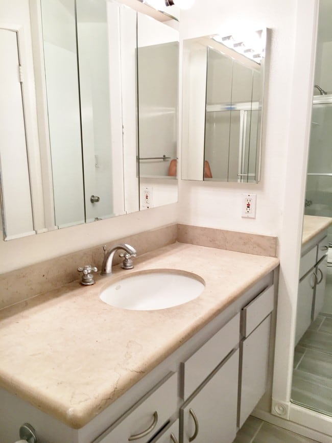 Fresh and bright bathroom - 660 The Village