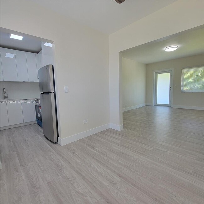 Building Photo - 2140 Biarritz Dr