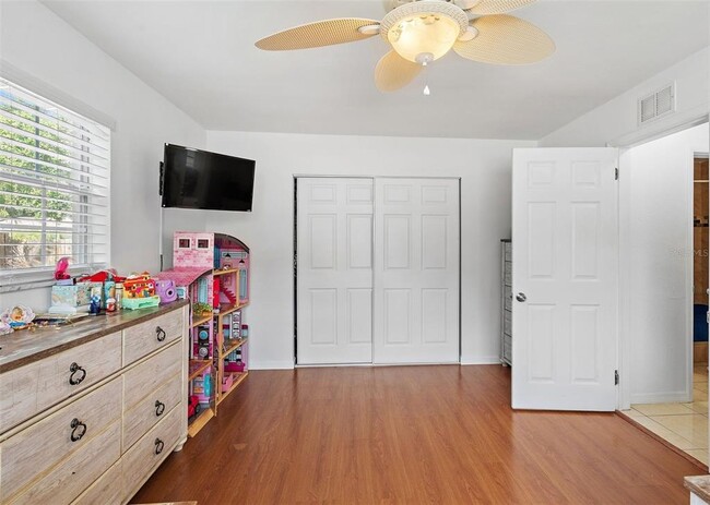 Building Photo - 5542 19th Ave N