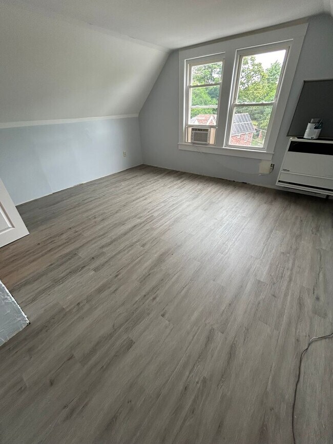 Building Photo - 15-Poplar-St