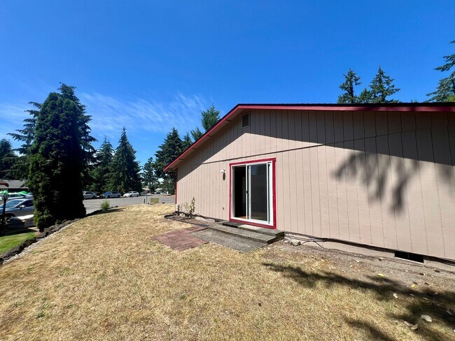 Building Photo - Well Maintained 2BD Duplex - Water Included