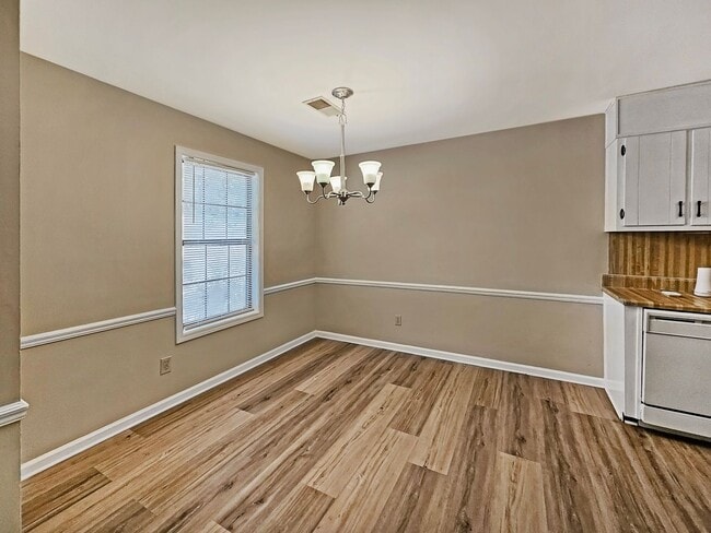 Building Photo - Recently Updated 2/2.5 Flat in Duplex Building - Housing Vouchers Accepted