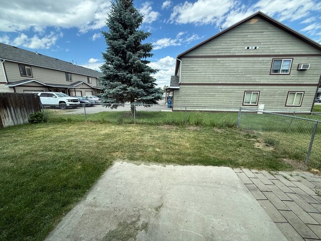 Building Photo - 913 Cardinal Dr