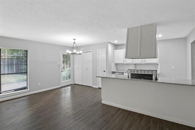 Building Photo - 519 Windsor Dr