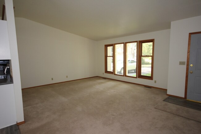 Building Photo - 3 Fairway Dr