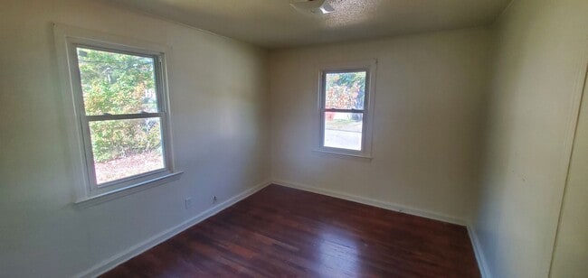 Building Photo - 2 Bedroom Duplex