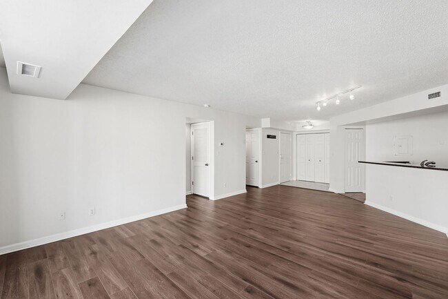 Building Photo - Updated 2BR Condo in Old Town Alexandria - 2 blocks to Metro