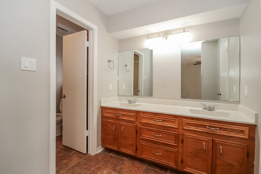Building Photo - 9695 Twin Shores Dr
