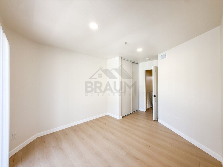 Building Photo - 7323 Winnetka Ave