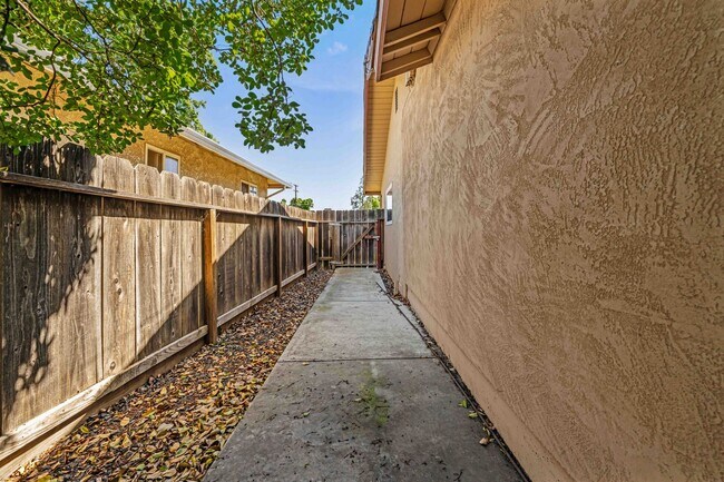 Building Photo - 1825 College Ave