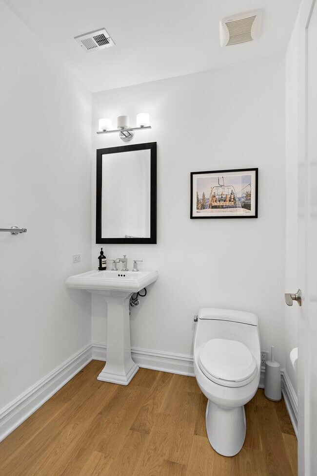Building Photo - 250 Henley Pl