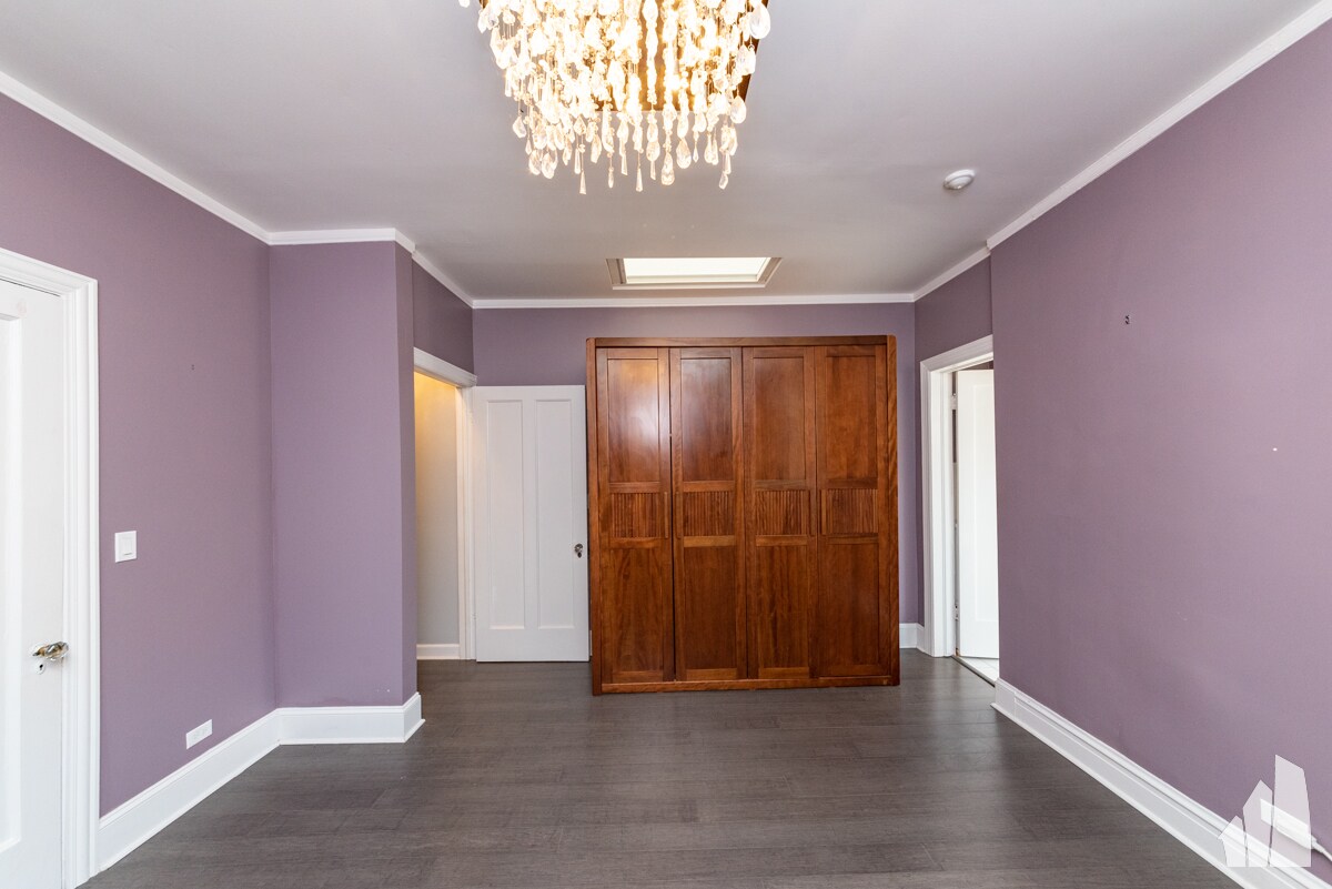 Building Photo - 450 W Surf St