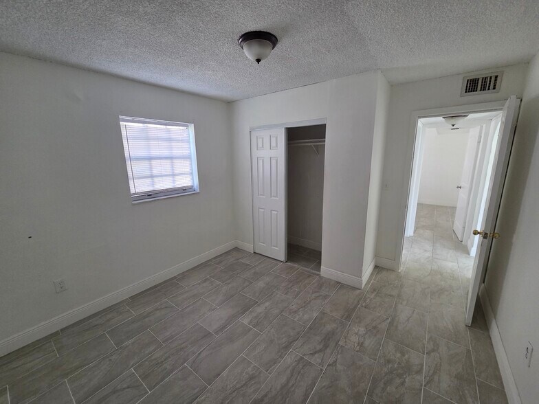 Building Photo - 325 W 18th St