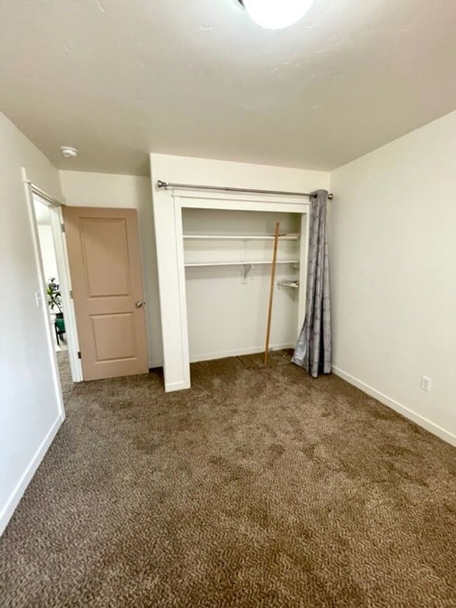 Building Photo - Single level home in NE Bend, close to sho...
