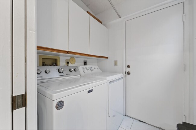 Building Photo - 6220 Kings Gate Cir