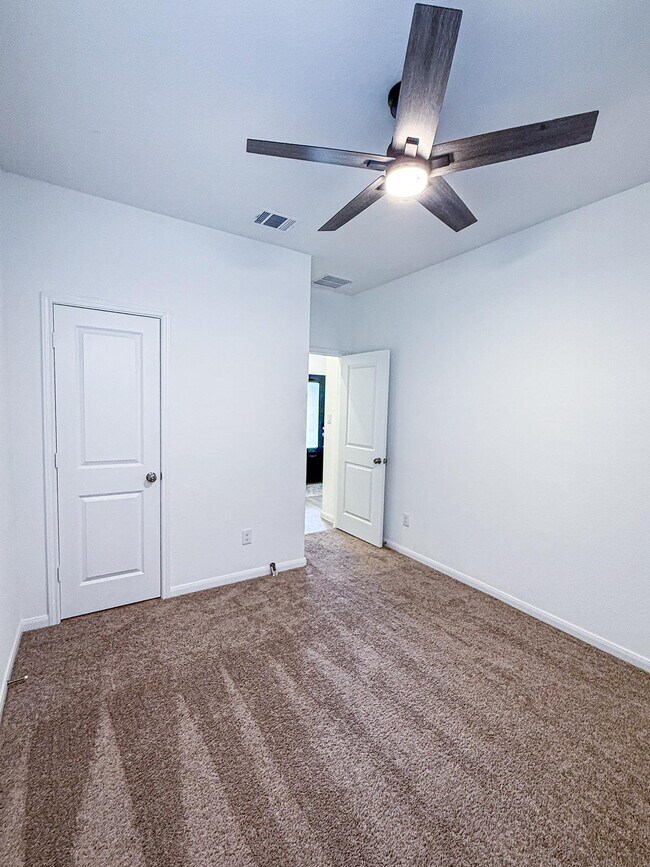 Building Photo - Charming 3-Bedroom Sanctuary with 2 Full Baths Near Lackland Air Force Base – 1469 Sq Ft of Comfo...