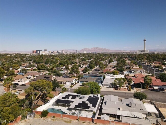Building Photo - 1600 Eaton Dr