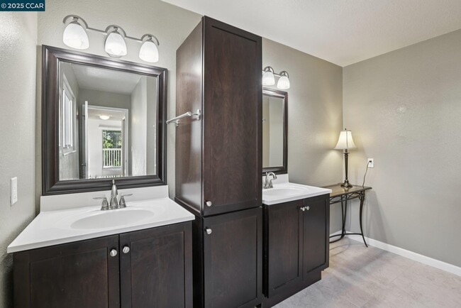 Building Photo - 1035 Alta Mesa Dr