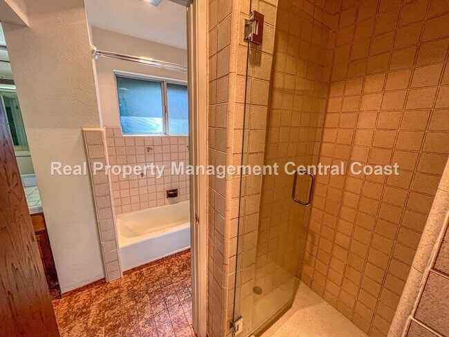 Building Photo - AVAILABLE OCTOBER - Large 4 Bedroom / 3 Ba...