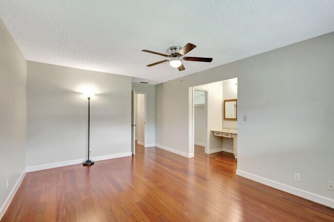Building Photo - 10789 N Military Trl