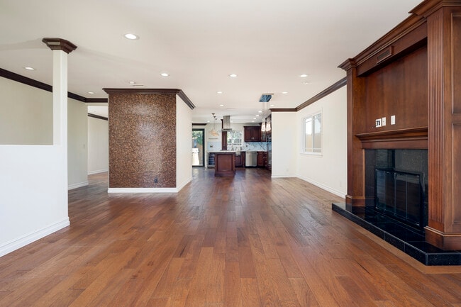 Building Photo - 8562 Sandy Hook Dr