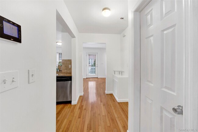 Building Photo - 752 Pelham Rd