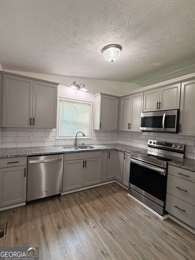 Building Photo - 640 Valerie Cir