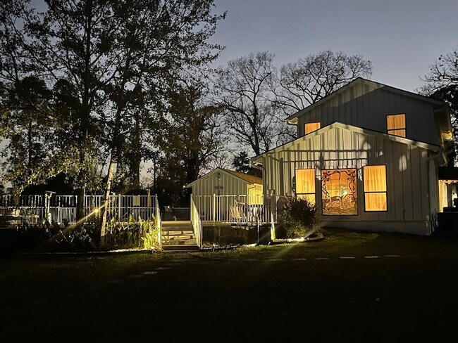 Building Photo - 8402 Matthews Ln