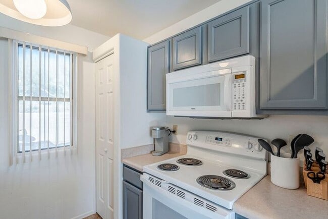 Building Photo - Turnkey Charm in Green Valley – Furnished Townhome with Gated Serenity!