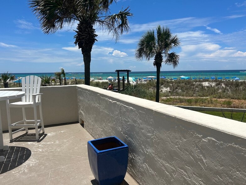 Sundeck - 8817 S Thomas Dr