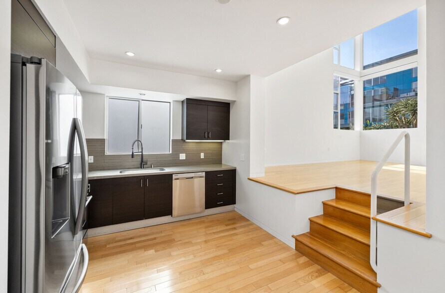 Building Photo - 742 N Hudson Ave