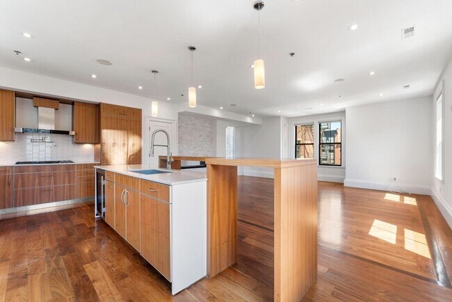 Building Photo - 32 Rutland St