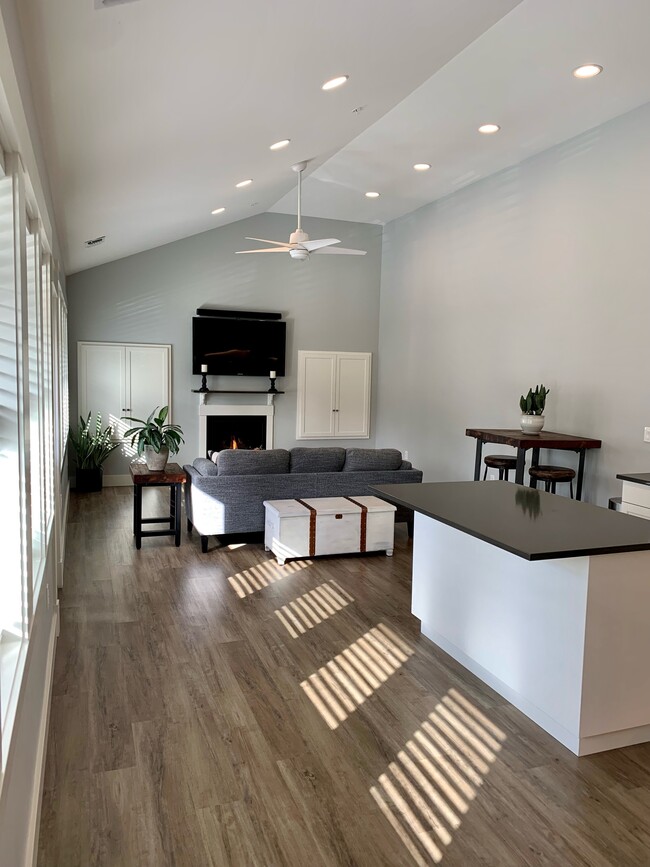 Living Rm/Kitchen - 16524 Boones Ferry Rd