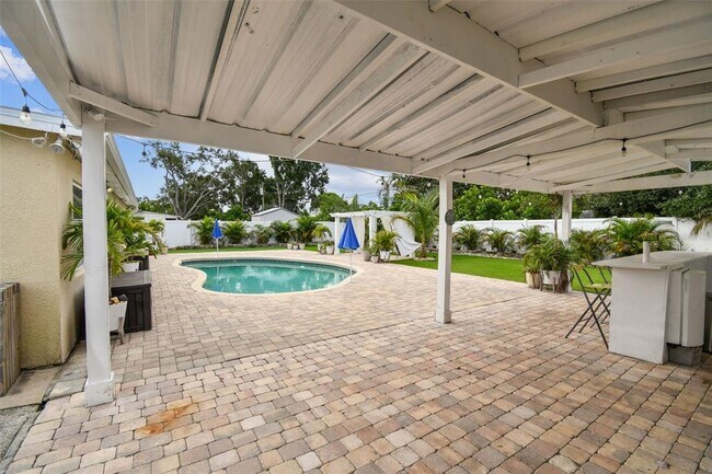 Building Photo - 2580 Granada Cir W