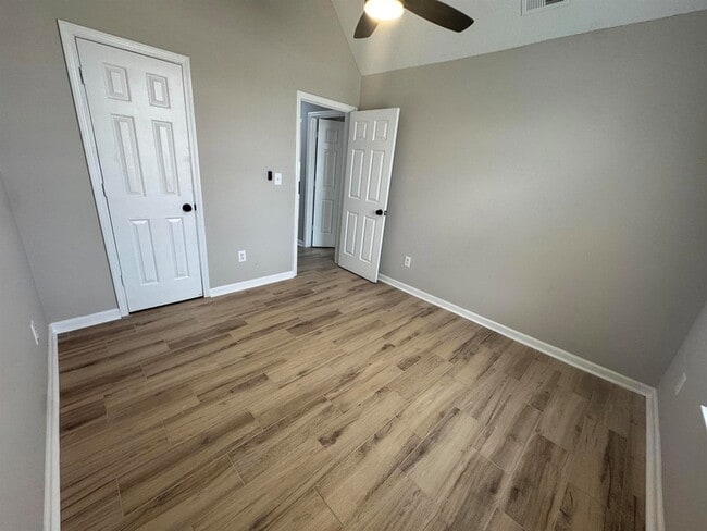 Building Photo - 5457 Sundale Way S