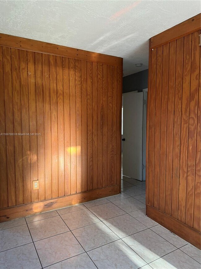 Building Photo - 6027 SW 36th Ct