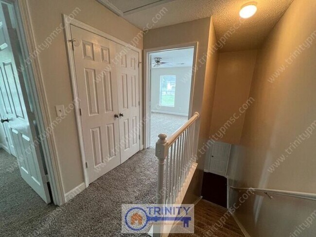 Building Photo - Cute TWO STORY Town Home!