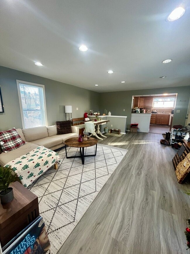 Building Photo - AVAILABLE March - 1 BED 1 BATH