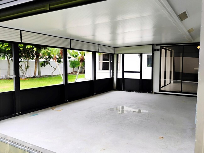 Building Photo - 9654 Sun Pointe Dr